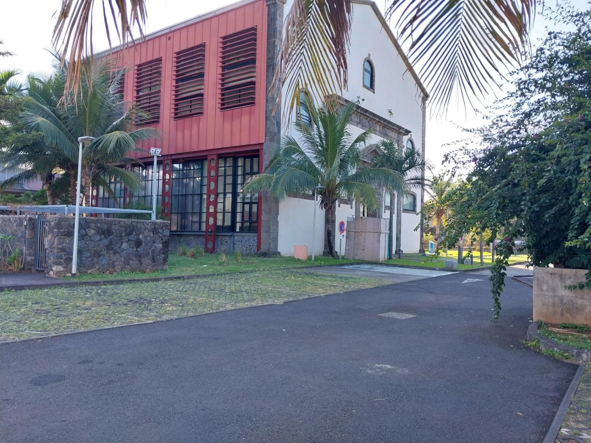 Les Badamiers Villa Saint Pierre Luaran gambar